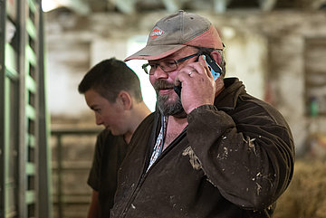 Patrick au téléphone et en compagnie d'un de ses fils