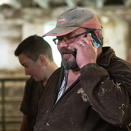 Patrick au téléphone et en compagnie d'un de ses fils